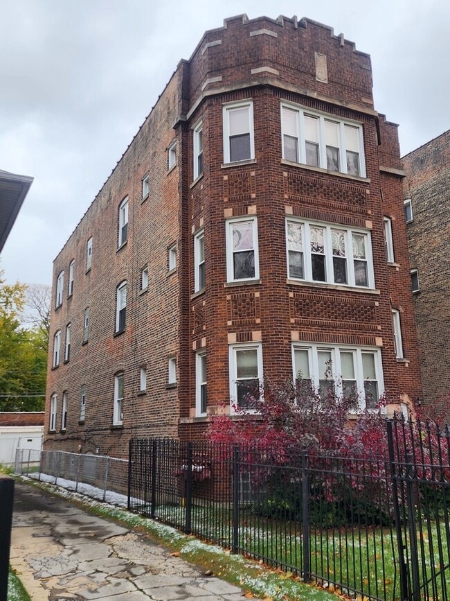 7835 S Saginaw Ave in Chicago, IL - Building Photo - Building Photo