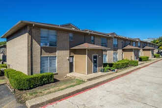 Cliffbrook Condos in Dallas, TX - Building Photo - Building Photo
