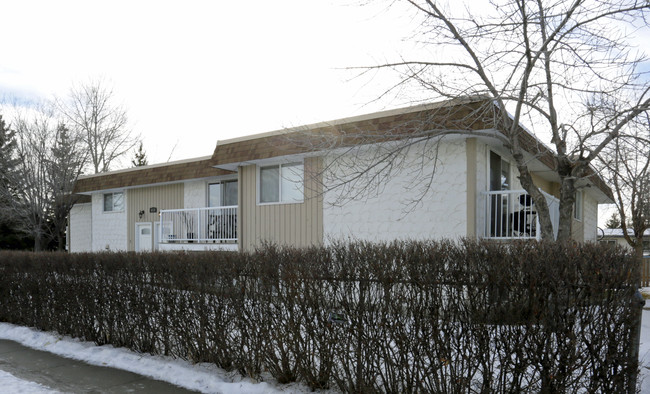 4819 Varsity Dr NW in Calgary, AB - Building Photo - Building Photo