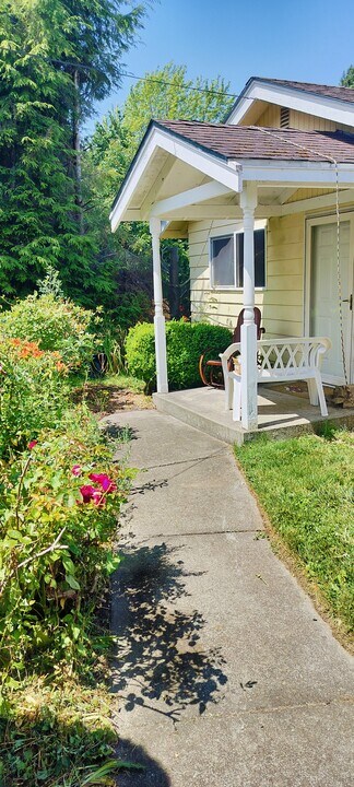 321 E Illinois St in Bellingham, WA - Building Photo