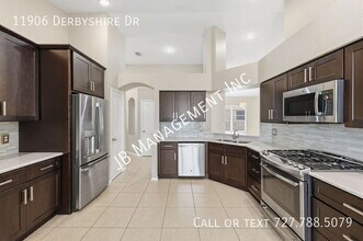 11906 Derbyshire Dr in Tampa, FL - Building Photo - Building Photo