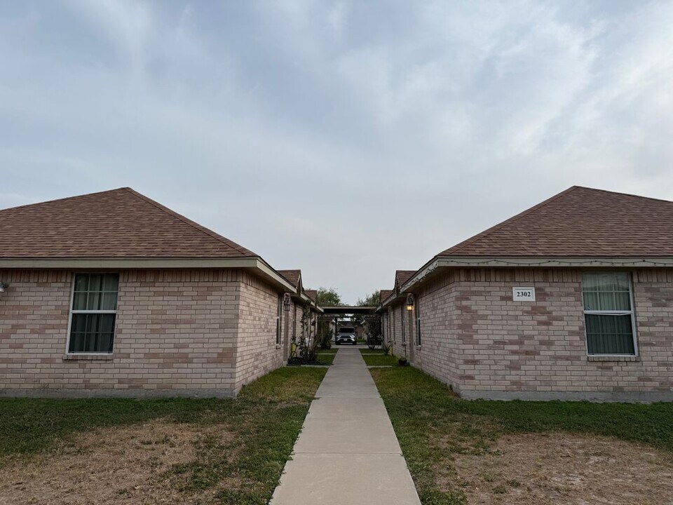 2302 W Candlelight Ln in Edinburg, TX - Building Photo
