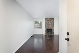 11259 Avenida De Los Lobos in San Diego, CA - Building Photo - Building Photo