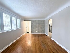 22 E 44th St in Hamilton, ON - Building Photo - Building Photo