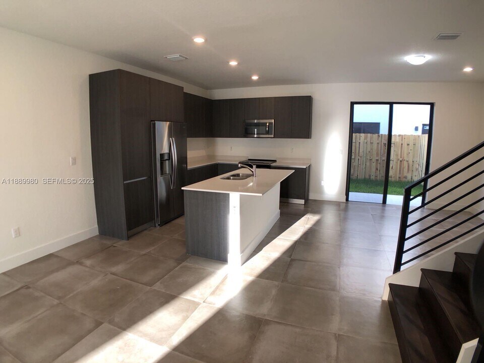 497 SW 91st Ct in Miami, FL - Building Photo