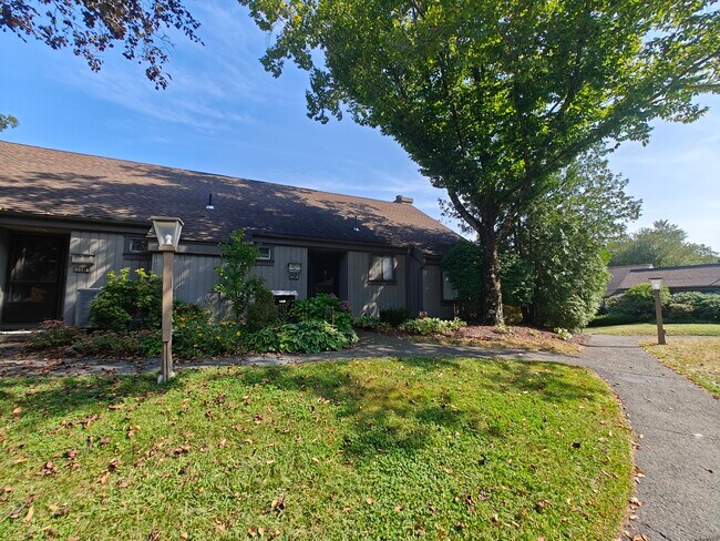 351 Heritage Vlg in Southbury, CT - Building Photo - Building Photo