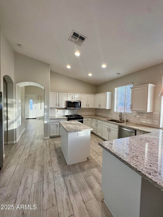 5642 W Lydia Ln in Phoenix, AZ - Building Photo
