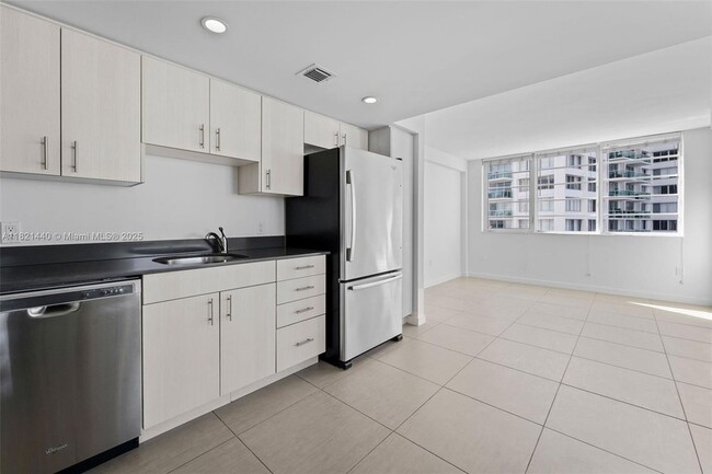 910 West Ave, Unit 738 in Miami Beach, FL - Building Photo - Building Photo