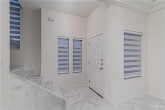 10 W Kiwi Ave in Pharr, TX - Foto de edificio - Building Photo