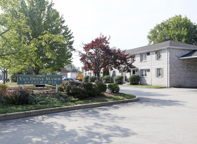 Van Deene Manor in West Springfield, MA - Foto de edificio - Building Photo