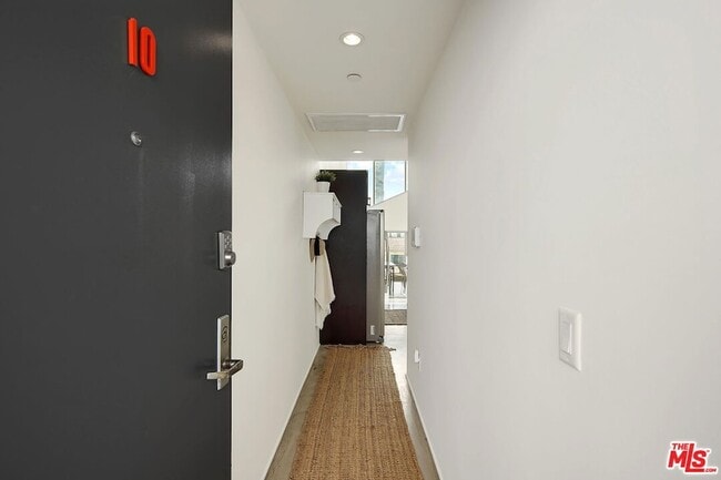 803 Wilcox Ave in Los Angeles, CA - Building Photo - Building Photo