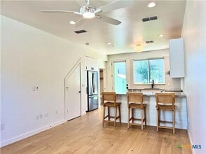 1903 Dutton Dr in San Marcos, TX - Foto de edificio - Building Photo