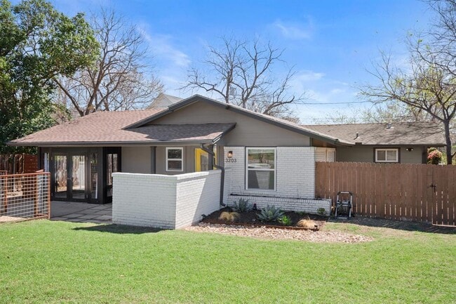 property at 3203 S Oak Dr