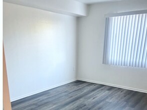 13915 Oxnard St in Los Angeles, CA - Building Photo - Building Photo