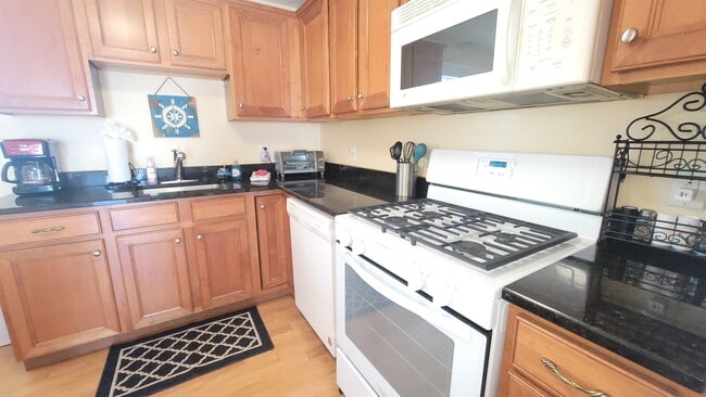89 Ashworth Ave in Hampton, NH - Building Photo - Building Photo