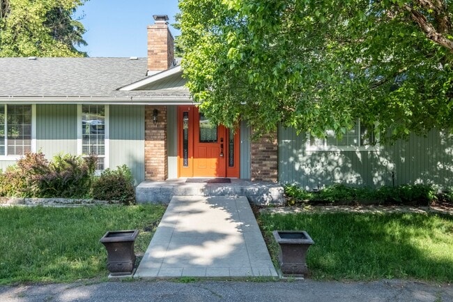 property at 1905 E Lookout Dr