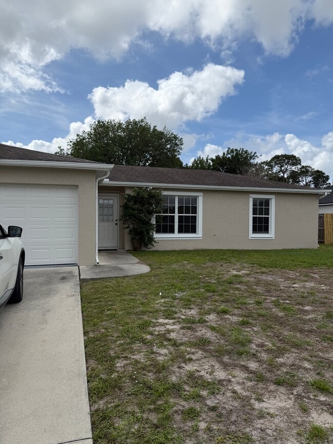 1292 SW Bellevue Ave in Port St. Lucie, FL - Building Photo - Building Photo