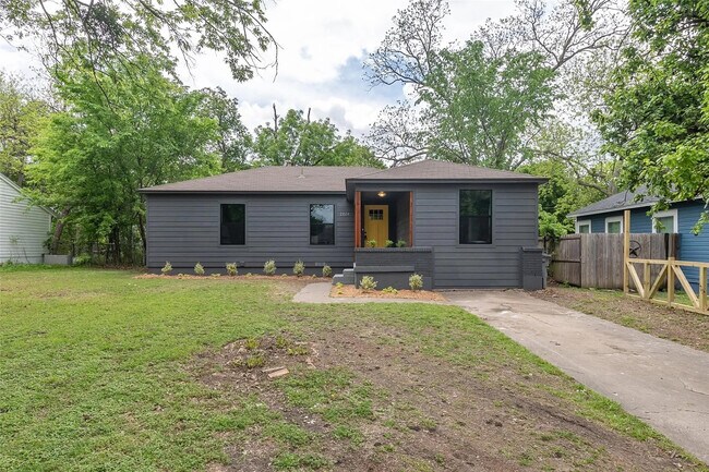 Room in House on Tisinger Ave in Dallas, TX - Building Photo - Building Photo