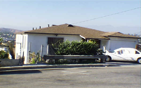 3825 Woolwine Dr in Los Angeles, CA - Building Photo