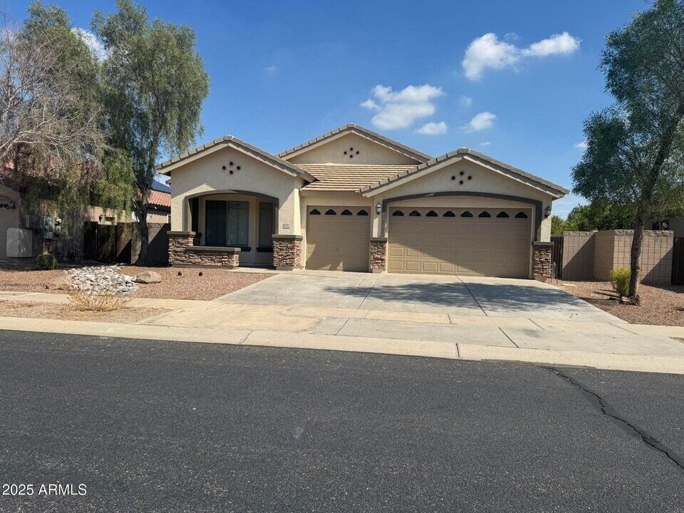 8370 West Myrtle Ave in Glendale, AZ - Building Photo