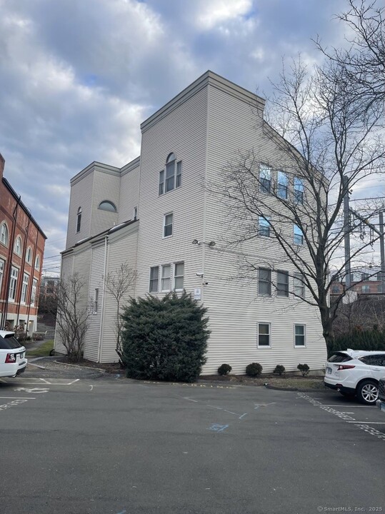 32 Pine St in Norwalk, CT - Building Photo
