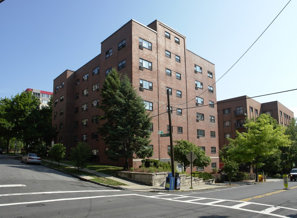 North Lake Apartments in White Plains, NY - Foto de edificio