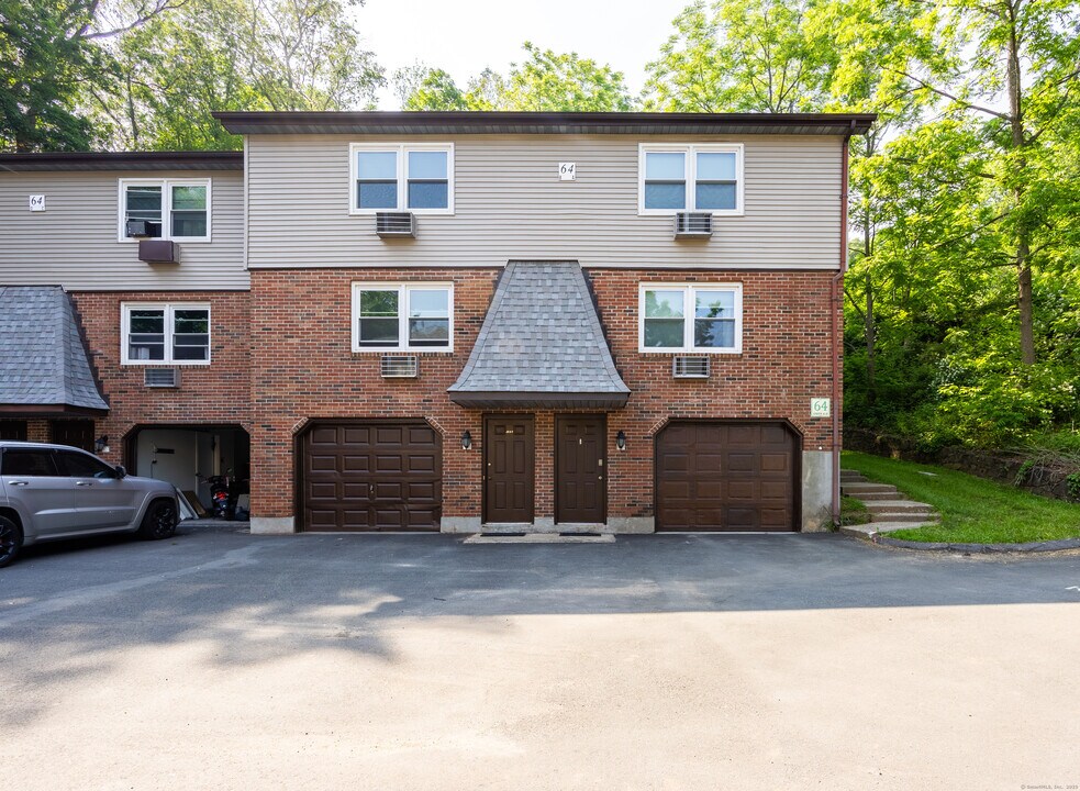 64 Nutmeg Dr in Meriden, CT - Building Photo