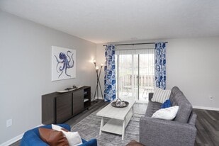 Meridian Court South in Indianapolis, IN - Building Photo