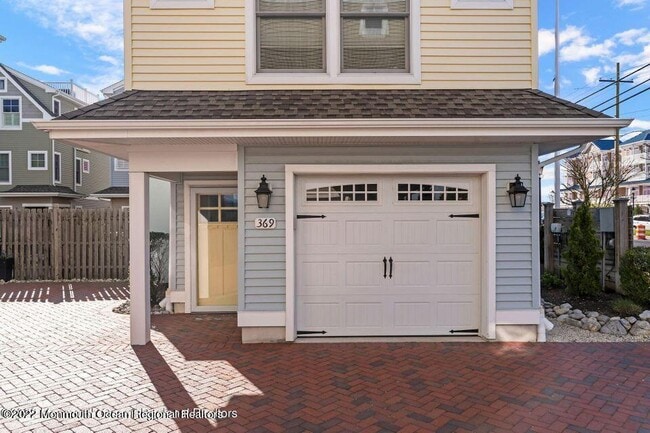 369 W 8th St in Ship Bottom, NJ - Foto de edificio - Building Photo