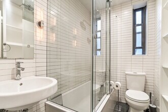 350 E 54th St in New York, NY - Foto de edificio - Building Photo