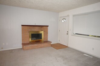 13990 SW Derby St in Beaverton, OR - Foto de edificio - Building Photo