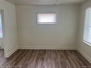 8242 Maxwell Ave in Warren, MI - Building Photo - Building Photo