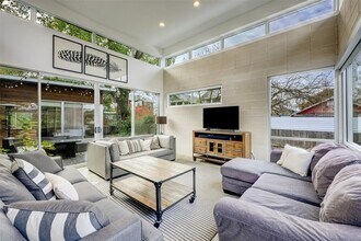 919 Cardinal Ln in Austin, TX - Building Photo - Building Photo