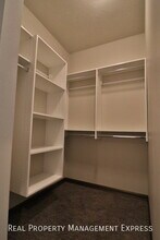 HUGE 4 bedroom home with fenced in backyard! in Sioux Falls, SD - Building Photo - Building Photo