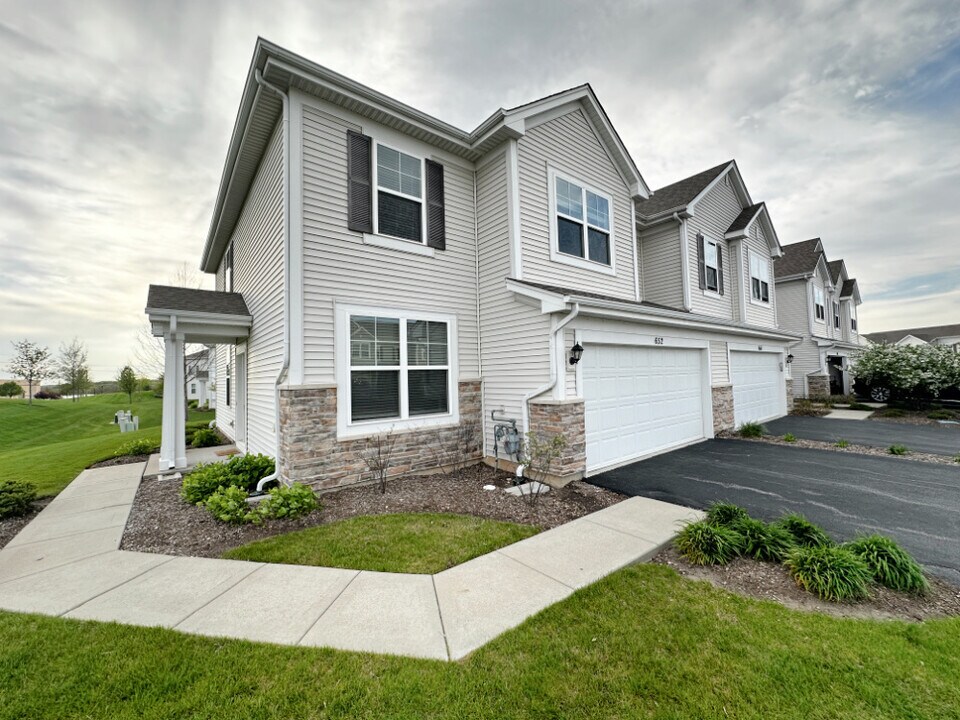 652 Anchorage Ct in Pingree Grove, IL - Building Photo