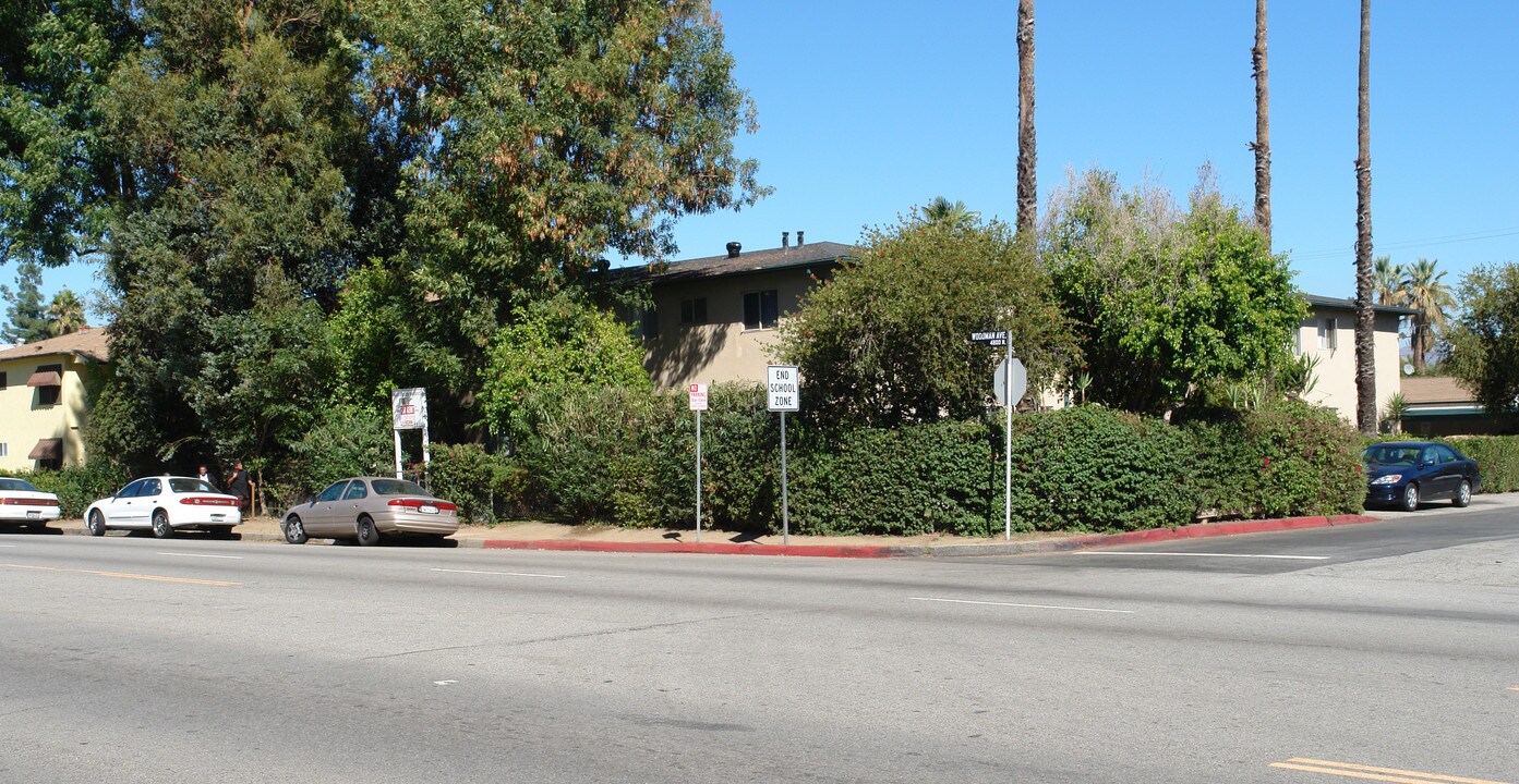 4900 Woodman Ave in Sherman Oaks, CA - Building Photo