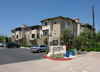 Via Roble Apartments in Escondido, CA - Foto de edificio - Building Photo