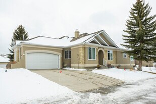 23 Scimitar Landng NW in Calgary, AB - Building Photo