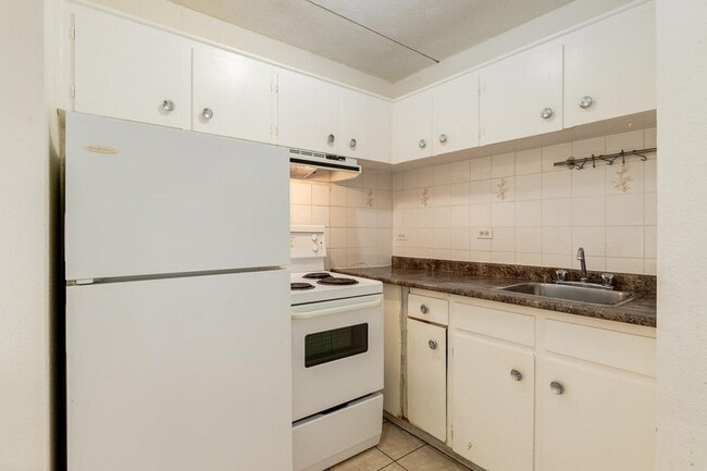 Hillsboro Place in Calgary, AB - Building Photo - Building Photo