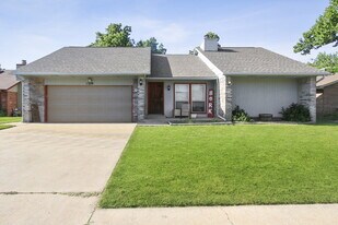 1329 Cedarbrook Ln, Unit D101 in Moore, OK - Building Photo