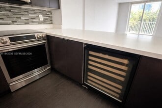 16950 W Dixie Hwy in North Miami Beach, FL - Foto de edificio - Building Photo