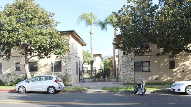 3300 Castle Heights Ave in Los Angeles, CA - Building Photo - Building Photo