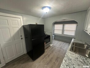 1808 W Fredonia Ave in Peoria, IL - Building Photo - Building Photo