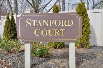 4 Stanford Ct in Wantagh, NY - Building Photo - Building Photo