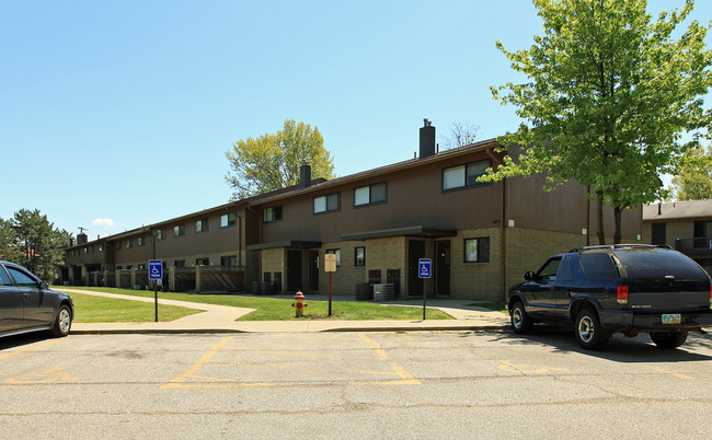 Mentor Square Apartments in Mentor, OH - Foto de edificio - Building Photo