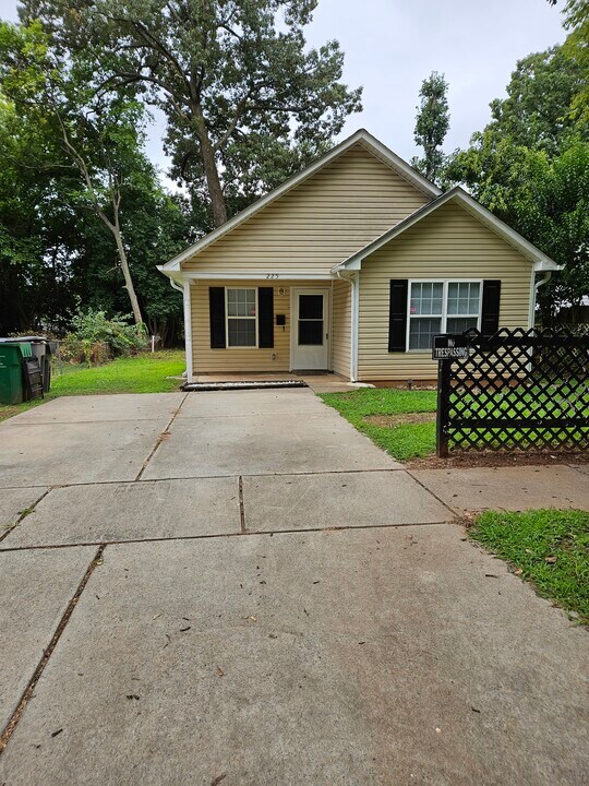 225 Plymouth Ave in Charlotte, NC - Foto de edificio