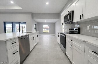 529 SE 7th St in Cape Coral, FL - Building Photo - Building Photo