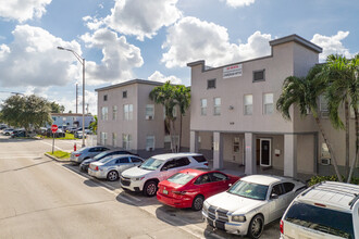 Cabana in Hialeah, FL - Foto de edificio - Building Photo