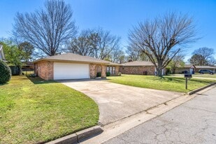 8208 Mark Ln in Fort Smith, AR - Building Photo