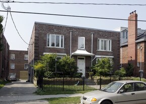 21 Claxton Blvd in Toronto, ON - Building Photo